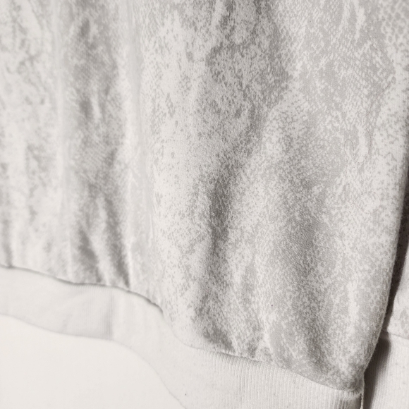 Mondetta Cozy White and Gray Snake Print Sweatshirt Size Large - Picture 2 of 9